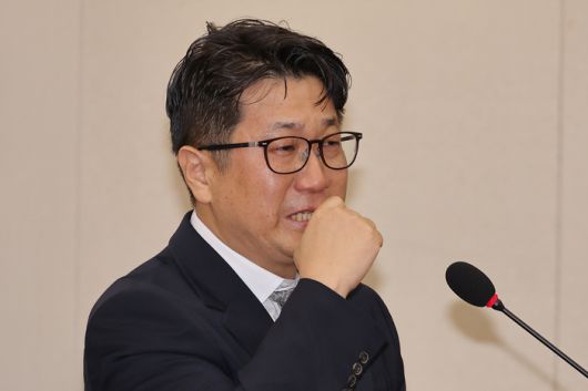 눈물 흘리는 문지석 검사. 2025.10.15 연합뉴스