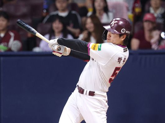 키움 박주홍이  9일 서울 고척스카이돔에서 열린 2025 KBO리그 LG전  2회말 2사 1,2루 상황에서  1타점 적시타를 치고 있다. 사진 | 연합뉴스