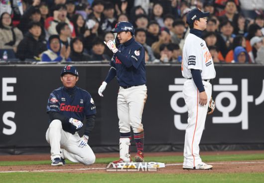 롯데 이호준(가운데)이 2일 대전 한화생명 볼파크에서 열린 2025 KBO리그 한화와 경기 2회초 1사 1루 상황에서 한화 선발 문동주를 상대로 1타점 3루타를 치고 세리머니를 하고 있다. 대전 | 박진업 기자 upanddup@sportsseoul.com