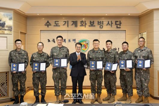 김동연 지사가 17일 맹호부대를 방문해  유공자 6명을 표창하고 기념촬영을 하고있다.제공=경기도