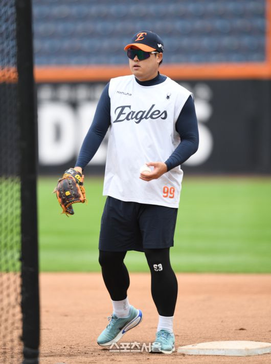 한화 류현진이 17일 대전 한화생명볼파크에서 열리는 2025 KBO 포스트시즌 플레이오프 1차전 삼성과 경기 전 수비훈련을 도와주고 있다. 대전 | 최승섭기자 thunder@sportsseoul.com