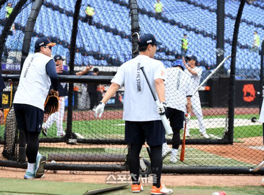 한화 류현진이 17일 대전 한화생명볼파크에서 열리는 2025 KBO 포스트시즌 플레이오프 1차전 삼성과 경기 전 타격훈련을 지켜보고 있다. 대전 | 최승섭기자 thunder@sportsseoul.com