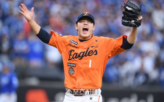 한화 투수 문동주가 18일 대전 한화생명 볼파크에서 열린 2025 KBO 포스트시즌 플레이오프 1차전 삼성과 경기 7회초 2사 상대 김지찬을 내야땅볼로 처리한 후 환호하고 있다. 대전 | 최승섭기자 thunder@sportsseoul.com