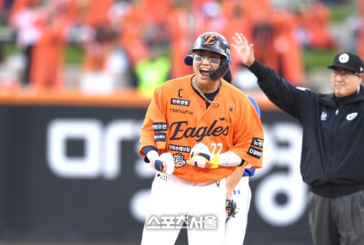 한화 채은성이 18일 대전 한화생명 볼파크에서 열린 2025 KBO 포스트시즌 플레이오프 1차전 삼성과 경기 6회말 2사2,3루 2타점 우전안타를 친 후 상대 실책을 틈 타 2루까지 진루해 환호하고 있다. 대전 | 최승섭기자 thunder@sportsseoul.com