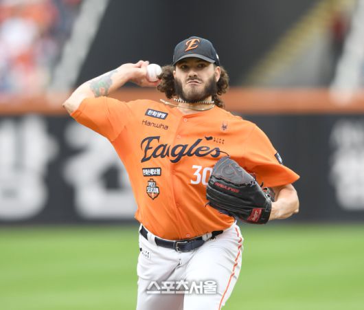 한화 선발투수 폰세가 18일 대전 한화생명 볼파크에서 열린 2025 KBO 포스트시즌 플레이오프 1차전 삼성과 경기에서 역투하고 있다. 대전 | 최승섭기자 thunder@sportsseoul.com