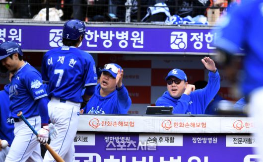 삼성 박진만 감독이 18일 대전 한화생명볼파크에서 열린 2025 KBO 포스트시즌 플레이오프 1차전 한화와 경기 2회초 1사3루 강민호 희생타 때 홈을 밟은 이재현과 하이파이브를 하고 있다. 대전 | 최승섭기자 thunder@sportsseoul.com