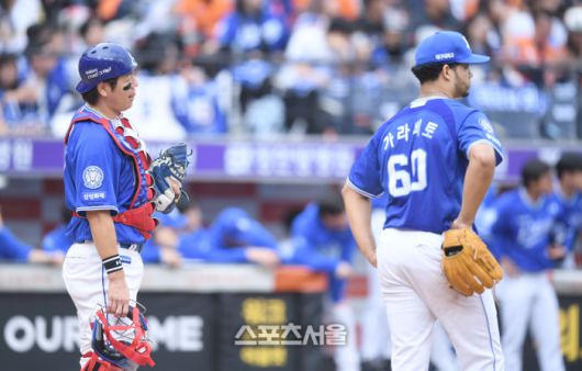 삼성 강민호와 가라비토가 18일 대전 한화생명볼파크에서 열린 2025 KBO 포스트시즌 플레이오프 1차전 한화와 경기 2회말 2사2,3루 손아섭 내야안타 때 3루주자 김태연 홈에서 세이프된 후 비디오판독 결과를 기다리고 있다. 대전 | 최승섭기자 thunder@sportsseoul.com