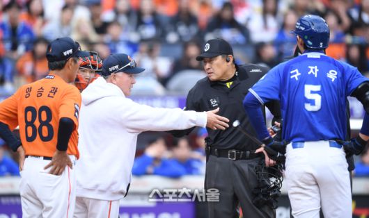 한화 김경문 감독이 18일 대전 한화생명 볼파크에서 열린 2025 KBO 포스트시즌 플레이오프 1차전 삼성과 경기 3회초 무사1,3루 상대 구자욱이 폰세 투구 인터벌로 항의하자 박기택 구심에 항의하고 있다. 대전 | 최승섭기자 thunder@sportsseoul.com