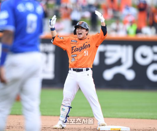 한화 문현빈이 18일 대전 한화생명볼파크에서 열린 2025 KBO 포스트시즌 플레이오프 1차전 삼성과 경기 2회말 2사만루 3타점 2루타를 친 후 환호하고 있다. 대전 | 최승섭기자 thunder@sportsseoul.com