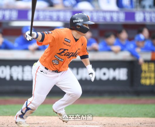 한화 문현빈이 18일 대전 한화생명볼파크에서 열린 2025 KBO 포스트시즌 플레이오프 1차전 삼성과 경기 4회말 1사1루 좌중간 안타를 치고 있다. 대전 | 최승섭기자 thunder@sportsseoul.com