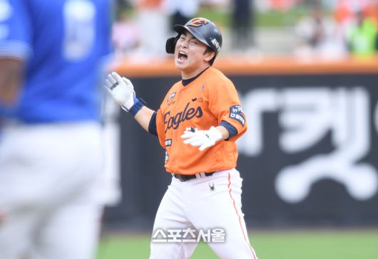 한화 문현빈이 18일 대전 한화생명볼파크에서 열린 2025 KBO 포스트시즌 플레이오프 1차전 삼성과 경기 2회말 2사만루 3타점 2루타를 친 후 환호하고 있다. 대전 | 최승섭기자 thunder@sportsseoul.com