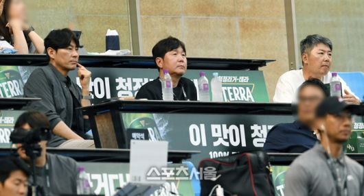 WBC 야구대표팀의 류지현 감독(가운데)과 강인권 수석코치(왼쪽), 김원형 투수코치가 20일 잠실구장에서 열린 2025 KBO리그 SSG와 두산의 경기를 관전하고 있다. 잠실 | 박진업 기자 upandup@sportsseoul.com