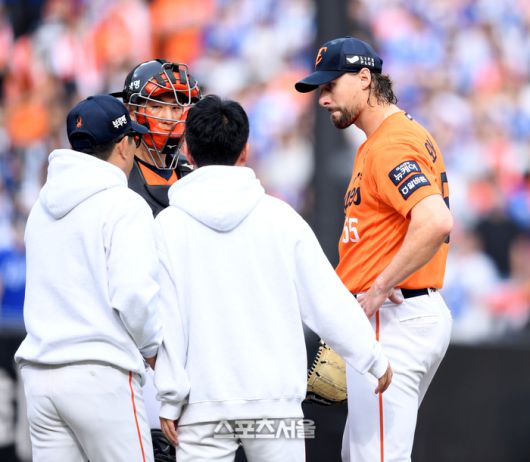 한화 선발투수 와이스가 19일 대전 한화생명볼파크에서 열린 2025 KBO 포스트시즌 플레이오프 2차전 삼성과 경기 3회초 무사1,2루 마운드에 오른 양상문 코치의 이야기를 듣고 있다. 대전 | 최승섭기자 thunder@sportsseoul.com