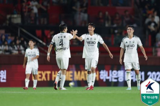 전북의 중앙을 사수한 박진섭(왼쪽부터), 홍정호, 김영빈.제공 | 한국프로축구연맹