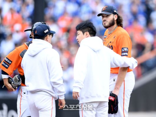 한화 선발투수 폰세가 18일 대전 한화생명볼파크에서 열린 2025 KBO 포스트시즌 플레이오프 1차전 삼성과 경기 2회초 2실점 후 마운드에 오른 양상문 코치의 이야기를 듣고 있다. 대전 | 최승섭기자 thunder@sportsseoul.com