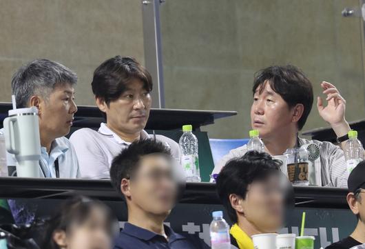 김원형 두산 신임 감독(왼쪽)이 강인권 코치, 류지현 감독과 얘기를 나누고 있다. 사진 | 연합뉴스