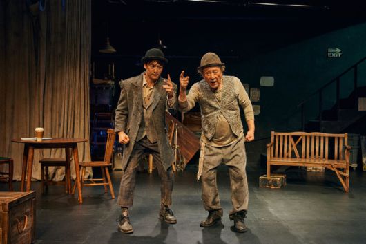 연극 ‘고도를 기다리며를 기다리며’는 무대에 오를 날만을 하염없이 기다리는 언더스터디의 이야기를 연극적이고 철학적인 이야기로 풀어낸다. 사진 | 파크컴퍼니