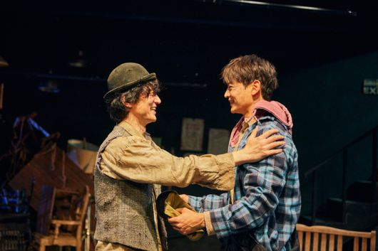 연극 ‘고도를 기다리며를 기다리며’가 11월16일까지 예스스테이지 3관에서 관객들에게 웃음과 감동을 선사할 예정이다. 사진 | 사진 | 파크컴퍼니