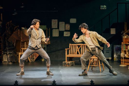 연극 ‘고도를 기다리며를 기다리며’는 인생에서의 ‘고도’를 찾아가는 이들에게 희망의 메시지를 전한다. 사진 | 파크컴퍼니