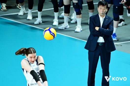 킨켈라의 리시브를 바라보는 김호철 감독.제공 | 한국배구연맹