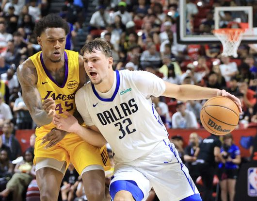 댈러스 쿠퍼 플래그가 NBA 서머리그 LA 레이커스전에서 드리블을 하고 있다. 사진 | AFP 연합뉴스