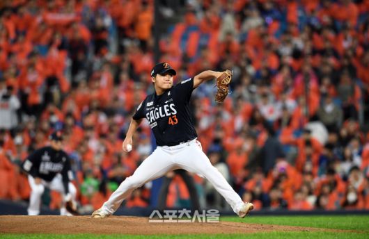 한화 정우주가 22일 대구 삼성라이온즈파크에서 열린 2025 KBO리그 삼성과 플레이오프 4차전에 선발 등판해 힘차게 공을 던지고 있다. 대구 | 박진업 기자 upandup@sportsseoul.com