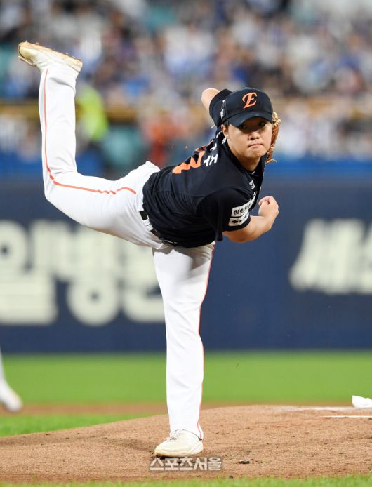 한화 정우주가 22일 대구 삼성라이온즈파크에서 열린 2025 KBO리그 삼성과 플레이오프 4차전에 선발 등판해 힘차게 공을 던지고 있다. 대구 | 박진업 기자 upandup@sportsseoul.com