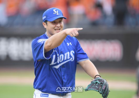 삼성 선발투수 최원태가 19일 대전 한화생명볼파크에서 열린 2025 KBO 포스트시즌 플레이오프 2차전 한화와 경기 7회 투구 후 더그아웃으로 들어오며 환호하고 있다. 대전 | 최승섭기자 thunder@sportsseoul.com