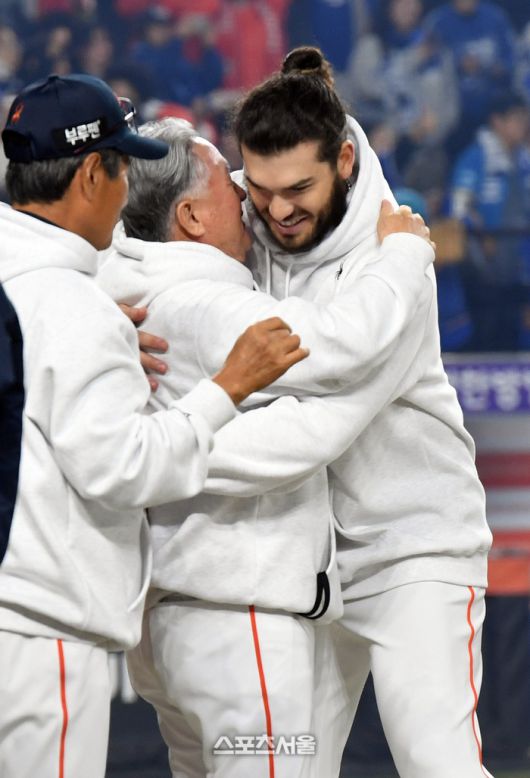 한화 김경문 감독이 24일 대전 한화생명볼파크에서 열린 2025 KBO리그 삼성과 플레이오프 5차전에서 승리하며 한국시리즈 진출을 확정한 뒤 폰세와 포옹을 하고 있다.  대전 | 박진업 기자 upandup@sportsseoul.com