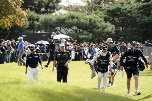 충남 천안시에 위치한 우정힐스 컨트리클럽에서 23일 개막한 제네시스 챔피언십에서 임성재(가운데)가 밝은 표정으로 걷고 있다. 사진 | 대회조직위원회