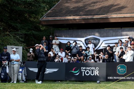 임성재가 23일 우정힐스CC에서 개막한 제네시스 챔피언십에서 많은 갤러리가 지켜보는 앞에서 티샷하고 있다. 사진 | KPGA