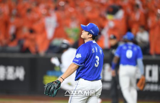삼성 선발투수 최원태가 24일 대전 한화생명볼파크에서 열린 2025 KBO 포스트시즌 플레이오프 5차전 한화와 경기 3회말 1사1,3루 상대 채은성에 적시2루타를 허용한 후 외야를 바라보고 있다. 대전 | 최승섭기자 thunder@sportsseoul.com