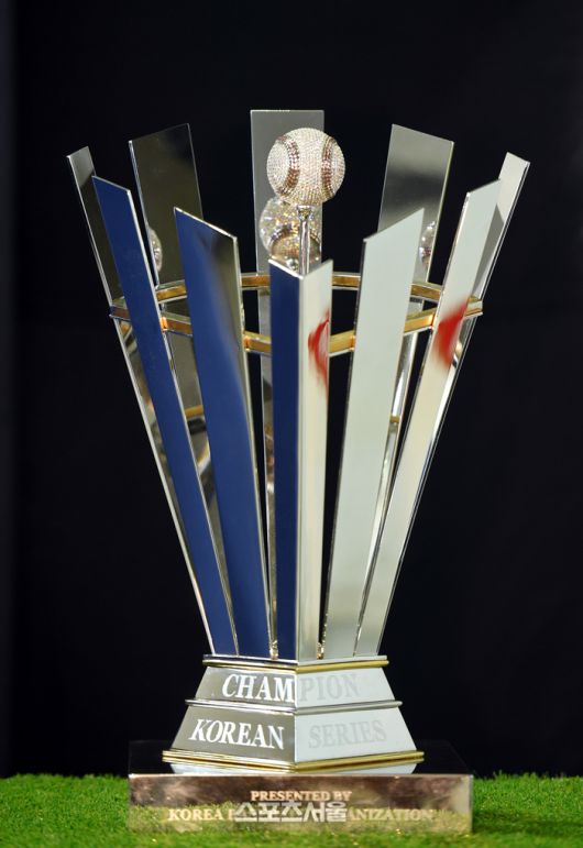 25일 2025 KBO 포스트시즌 한국시리즈 미디어데이가 열리는 잠실구장 행사장에 우승트로피가 진열되어 있다.  잠실 | 최승섭기자 thunder@sportsseoul.com