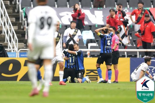 인천 유나이티드 제르소(11)가 26일 인천축구전용경기장에서 열린 ‘하나은행 K리그2 2025’ 36라운드 경남FC와 홈경기에서 전반 34분 선제골을 터뜨린 뒤 무고사와 얼싸안으며 기뻐하고 있다. 사진 | 한국프로축구연맹