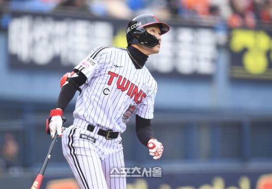 LG 박해민이 26일 서울 잠실구장에서 열린 2025 KBO 포스트시즌 한국시리즈 1차전 한화와 경기 5회말 우월홈런을 날린 후 타구를 확인하고 있다. 잠실 | 최승섭기자 thunder@sportsseoul.com