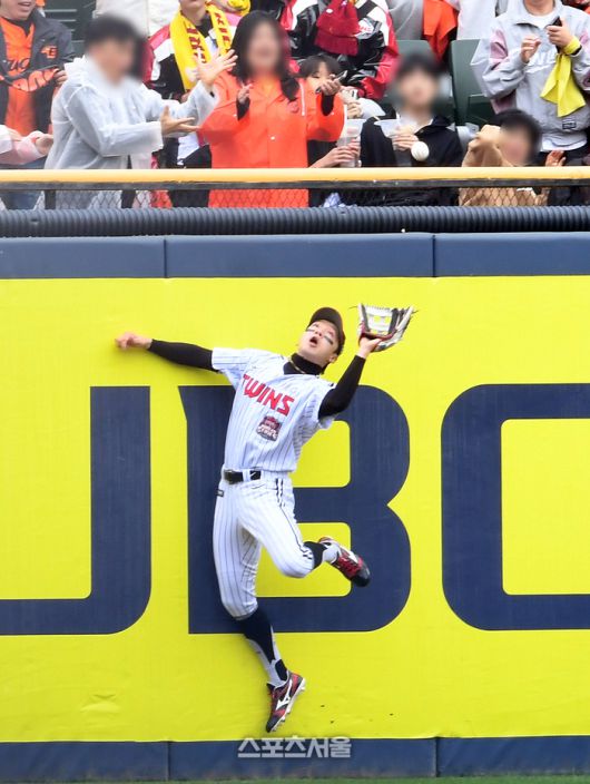 LG 중견수 박해민이 26일 잠실구장에서 열리는 2025 KBO리그 한화와의 한국시리즈 1차전 1회초 1사 1루 상황에서 한화 문현빈의 타구를 점프하며 잡아내고 있다. 잠실 | 박진업 기자 upandup@sportsseoul.com