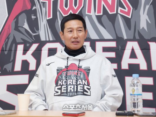 LG 염경엽 감독이 27일 서울 잠실구장에서 열리는 2025 KBO 포스트시즌 한국시리즈 2차전 한화와 경기에 앞서 기자들의 질문에 답하고 있다. 잠실 | 최승섭기자 thunder@sportsseoul.com