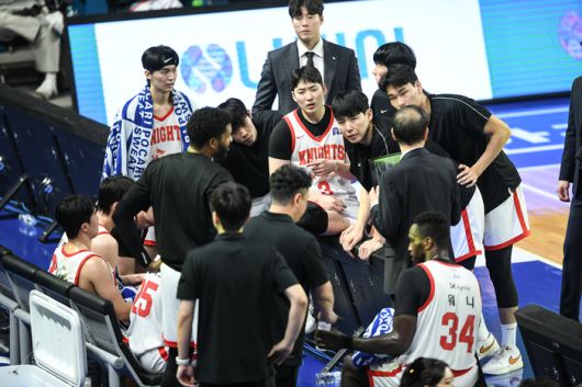 SK 선수들이 작전 논의를 하고 있다. 사진 | KBL