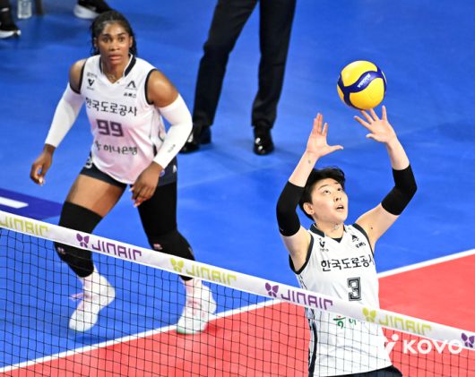 토스하는 김다은.제공 | 한국배구연맹