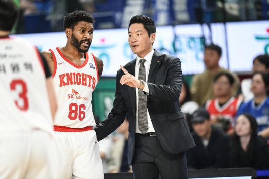 전희철 감독이 먼로에게 작전 지시를 내리고 있다. 사진 | KBL
