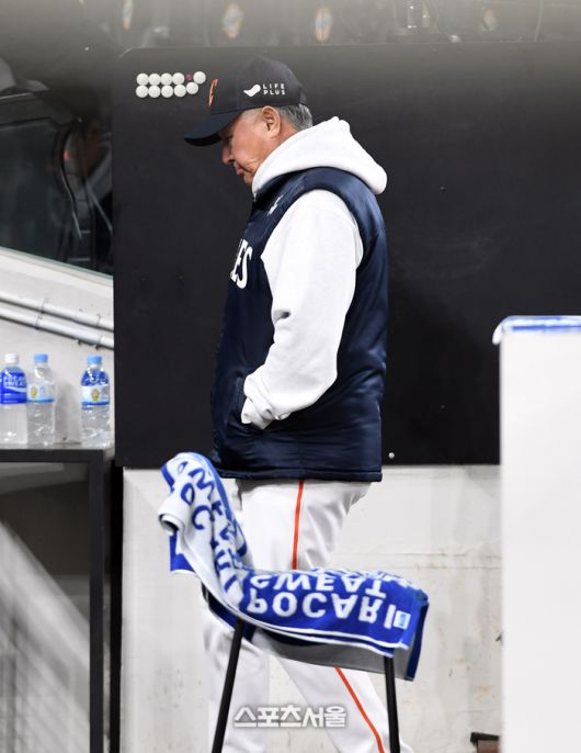 한화 김경문 감독이 30일 대전 한화생명볼파크에서 열린 2025 KBO리그 LG와 한국시리즈 4차전에서 4-7 역전패를 당한 뒤 인터뷰를 하고 더그아웃으로 들어가고 있다. 대전 | 박진업 기자 upandup@sportsseoul.com