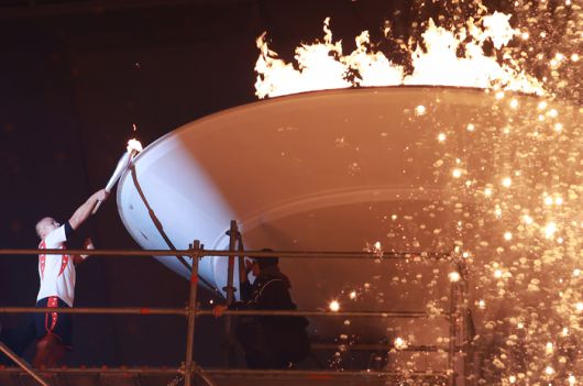 1일 부산아시아드주경기장 열린 제45회 전국장애인체육대회 개회식에서 마지막 성화주자가 성화대에 점화를 하고 있다. 사진 | 대한장애인체육회