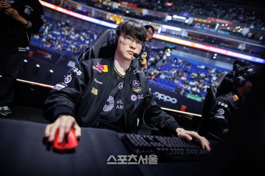 T1 ‘페이커’ 이상혁이 31일(한국시간) 중국 상하이 메르세데스-벤츠 아레나에서 열린 ‘2025 LoL 월드챔피언십(롤드컵)’ 8강 AL전을 준비하고 있다. 사진 | 라이엇 게임즈