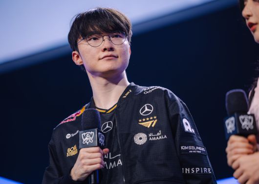 T1 ‘페이커’ 이상혁이 14일(한국시간) 중국 베이징 스마트e스포츠 센터에서 열린 롤드컵 플레이-인 스테이지 IG전 승리 후 무대 인터뷰를 하고 있다. 사진 | 라이엇 게임즈