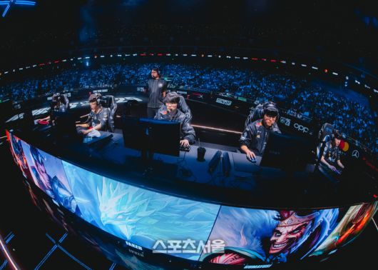 T1이 31일(한국시간) 중국 상하이 메르세데스-벤츠 아레나에서 열린 ‘2025 LoL 월드챔피언십(롤드컵)’ 8강 AL전을 준비하고 있다. 사진 | 라이엇 게임즈