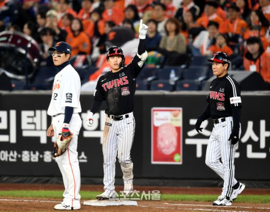 LG 구본혁이 31일 대전 한화생명볼파크에서 열린 2025 KBO 한국시리즈 5차전 한화와 경기 9회초 1사1루 우전안타를 친 후 세리머니를 하고 있다. 대전 | 최승섭기자 thunder@sportsseoul.com