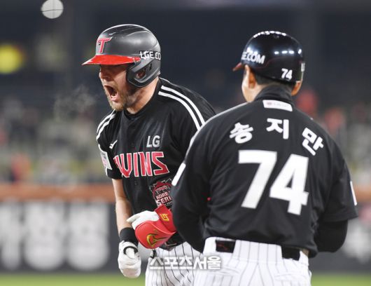 LG 오스틴이 30일 대전 한화생명볼파크에서 열린 2025 KBO리그 한화와 한국시리즈 4차전 9회초 2사 3루 상황에서 1타점 적시타를 친 뒤 포효하고 있다. 대전 | 박진업 기자 upandup@sportsseoul.com