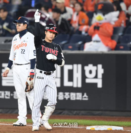 LG 구본혁이 31일 대전 한화생명볼파크에서 열린 2025 KBO 한국시리즈 5차전 한화와 경기 4회초 좌전안타를 친 후 세리머니를 하고 있다. 대전 | 최승섭기자 thunder@sportsseoul.com