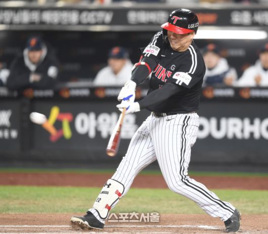 LG 김현수가 31일 대전 한화생명볼파크에서 열린 2025 KBO 한국시리즈 5차전 한화와 경기 6회초 1사2루 1타점 좌중간 안타를 치고 있다. 대전 | 최승섭기자 thunder@sportsseoul.com