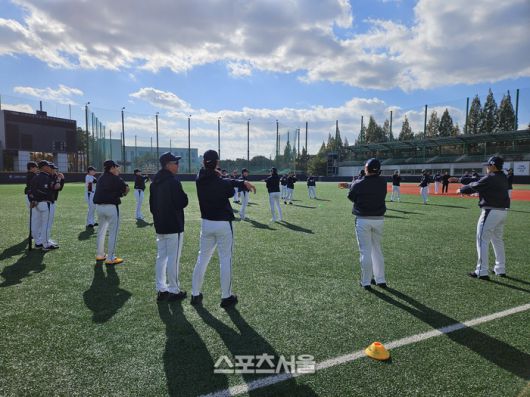 야구대표팀 선수들이 2일 고양 국가대표 야구훈련장에서 훈련에 앞서 몸을 풀고 있다. 고양 | 김동영 기자 raining99@sportsseoul.com
